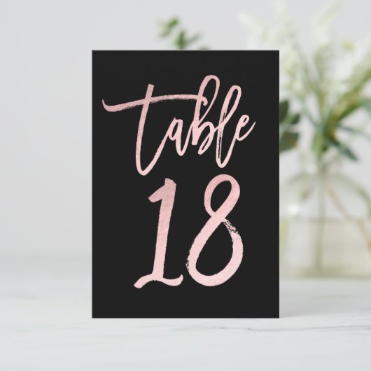 Rose Gold Pink Foil Moderne Script Tischnummer 18 (Stehend Vorderseite)