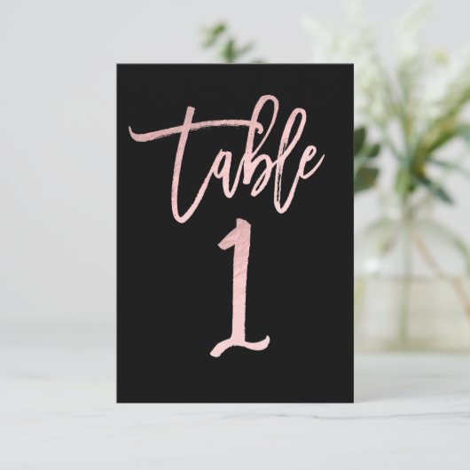 Rose Gold Pink Foil Modernes Script Tischnummer 1 (Stehend Vorderseite)