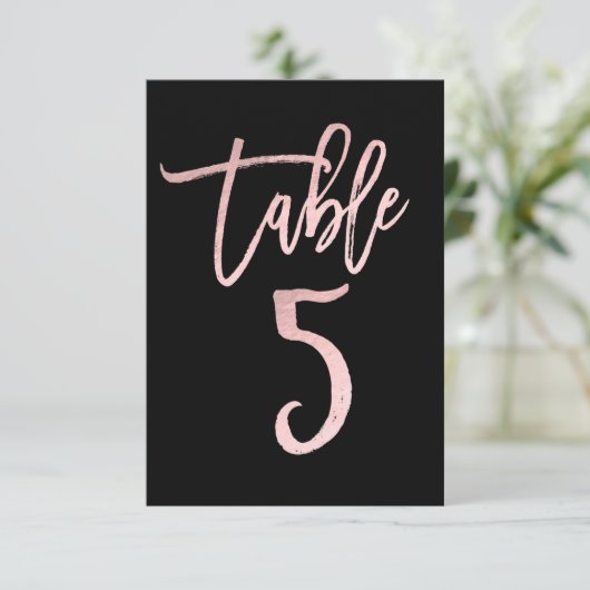 Rose Gold Pink Foil Modernes Script Tischnummer 5 (Stehend Vorderseite)