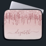 Rose Gold Pink Glitzer Monogram Laptopschutzhülle<br><div class="desc">Eleganter und gürteliger Laptop-Ärmel mit rosa und Rose goldenen Imitaten Glitzer tropfen in einem rosa ombre Hintergrund. Personalisieren Sie mit Ihrem Namen in einer stilvollen modischen Rose Gold Skript mit Swashes.</div>