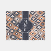 Rose Gold Pink Ikat Pattern Navy Monogram Fleecedecke (Vorderseite (Horizontal))