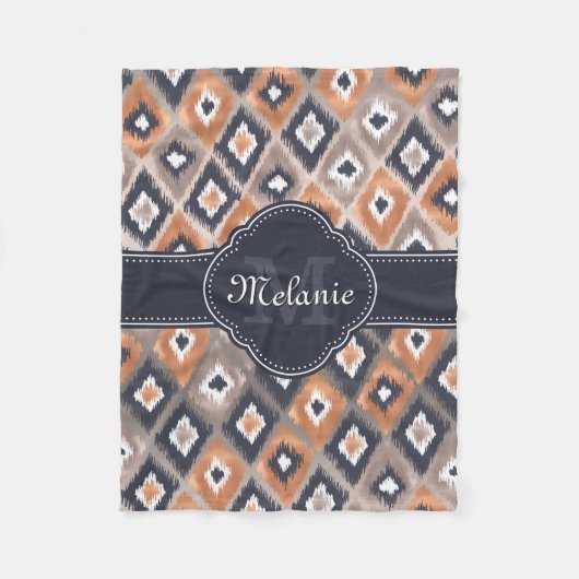 Rose Gold Pink Ikat Pattern Navy Monogram Fleecedecke (Vorderseite)