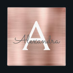 Rose Gold - Rosa gebürstetes Metall, Monogramm Magnet<br><div class="desc">Rose Gold - Pinselpinke Imitate Folien Metallic gebürstete Metal Monogram Name und Party Magnet. Das macht den perfekten 16 Geburtstag,  Hochzeit,  Brautparty,  Jubiläum,  Babydusche oder Junggeselinnen-Abschied Geschenk für jemanden,  der Lieben glamourösen Luxus und schicke Stile.</div>