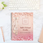 Rose gold Rosa Glitzer Tanzschule Logo 2024 Planer<br><div class="desc">Eine Rose Gold und rosa Farbverlauf Hintergrund. Dekoriert mit Rose Gold,  rosa Imitat Glitzer Staub und Ballerina,  Ballett pointe Schuhe. Ein Planer für Ballett,  Tanzschulen und Lehrer.</div>