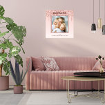 Rose Gold Rosa Glitzer Tropfen Künstlicher Leinwanddruck<br><div class="desc">Rose Gold Glitzer Tropfen,  Farbe tropfen aussehen. Ein schick rot rosa Farbverlauf Hintergrund. Personalisieren Sie und fügen Sie Ihr eigenes Foto Ihrer Mutter,  Familie,  Kinder,  Haustiere. Der Text: Best Mama Ever ist mit einem modernen,  handgeschriebenen Stift geschrieben. Dunkle Rose goldfarbener Text. Perfekt als Geschenk zum Geburtstag,  Muttertag oder Weihnachtsgeschenk.</div>