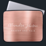 Rose Gold - Rosa Metallisches Monogramm-Geschäft Laptopschutzhülle<br><div class="desc">Moderne Rose Gold - Blush Pink Girly Make up und Haar Beauty Salon Imitats Metallic robuste elegante Monogram Werbe-Laptop-Bag oder Sleeve Werbe-Case (Promo). Dieses klassische berufliche Business-Computergehäuse kann so angepasst werden,  dass es Ihren mit Monogramm Skriptsignaturnamen und Ihren Beruf oder Ihre Position als Jobtitel enthält.</div>