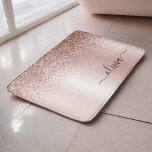 Rose Gold - Rosa Rosa Glitzer Metal Monogramm Name Badematte<br><div class="desc">Rose Gold - Rosa schwarze Imitate Foil metallische Sparkle Glitzer gebürstete Metal Monogram Name Bath Mats. Dies macht den perfekten Abschluss,  Geburtstag,  Hochzeit,  Brautparty,  Jubiläum,  Babydusche oder Junggeselinnen-Abschied Geschenk für jemanden,  die Lieben glamourösen Luxus und schicke Stile.</div>
