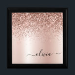 Rose Gold - Rosa Rosa Glitzer Metal Monogramm Name Erinnerungskiste<br><div class="desc">Rose Gold - Rosa schwarze Imitate Foil Metallic Sparkle Glitzer gebürstete Metal Monogram Name Juwelry Keepake Box. Dies macht den perfekten Abschluss,  Geburtstag,  Hochzeit,  Brautparty,  Jubiläum,  Babydusche oder Junggeselinnen-Abschied Geschenk für jemanden,  die Lieben glamourösen Luxus und schicke Stile.</div>