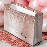 Rose Gold - Rosa Rosa Glitzer Metal Monogramm Name Große Geschenktüte<br><div class="desc">Rose Gold - Rosa schwarze Imitate Folie Metallsparkle Glitzer gebürstete Metal Monogram Name Gift Bag. Das macht den perfekten 16 Geburtstag,  Hochzeit,  Brautparty,  Jubiläum,  Babydusche oder Junggeselinnen-Abschied Geschenktasche für jemanden,  der Lieben glamourösen Luxus und schicke Stile.</div>