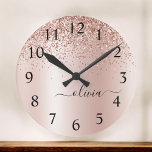 Rose Gold - Rosa Rosa Glitzer Metal Monogramm Name Große Wanduhr<br><div class="desc">Rose Gold - Rosa schwarze Imitate Foil Metallic Sparkle Glitzer gebürstete Metal Monogram Name Clock. Das macht den perfekten 16 Geburtstag,  Hochzeit,  Brautparty,  Jubiläum,  Babydusche oder Junggeselinnen-Abschied Geschenk für jemanden,  der Lieben glamourösen Luxus und schicke Stile.</div>