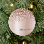 Rose Gold - Rosa Rosa Glitzer Metal Monogramm Name Keramik Ornament<br><div class="desc">Rose Gold - Rosa Imitate Foil Metallic Sparkle Glitzer gebürstete Metal Monogram Name und Initial mit Herz Weihnachtsschmuck. Das macht den perfekten 16 Geburtstag, Hochzeit, Brautparty, Jubiläum, Babydusche oder Junggeselinnen-Abschied Geschenk für jemanden, der Lieben glamourösen Luxus und schicke Stile.</div>