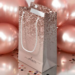 Rose Gold - Rosa Rosa Glitzer Metal Monogramm Name Kleine Geschenktüte<br><div class="desc">Rose Gold - Rosa schwarze Imitate Folie Metallsparkle Glitzer gebürstete Metal Monogram Name Gift Bag. Das macht den perfekten 16 Geburtstag,  Hochzeit,  Brautparty,  Jubiläum,  Babydusche oder Junggeselinnen-Abschied Geschenktasche für jemanden,  der Lieben glamourösen Luxus und schicke Stile.</div>