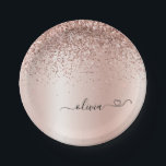 Rose Gold - Rosa Rosa Glitzer Metal Monogramm Name Pappteller<br><div class="desc">Rose Gold - Rosa Imitat Pinsel Glitzer aus Metall gebürsteter Monogramm Name und Initial mit kursiven Party Tellern. Das macht den perfekten 16 Geburtstag,  Hochzeit,  Brautparty,  Jubiläum,  Babydusche oder Junggeselinnen-Abschied Geschenk für jemanden,  der Lieben glamourösen Luxus und schicke Stile.</div>