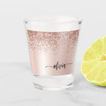 Rose Gold - Rosa Rosa Glitzer Metal Monogramm Name Schnapsglas<br><div class="desc">Rose Gold - Schwarz rosa Imitate Foil Metallic Sparkle Glitzer gebürstete Metal Monogram Name Shot Glass. Das macht den perfekten Abschluss,  süßen 16 Geburtstag,  Hochzeit,  Junggeselinnen-Abschied,  Brautparty,  Jubiläum,  Babydusche oder Junggeselinnen-Abschied Geschenk für jemanden,  der Lieben glamourösen Luxus und schicke Stile.</div>