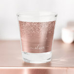 Rose Gold - Rosa Rosa Glitzer Metal Monogramm Name Schnapsglas<br><div class="desc">Rose Gold - Schwarz rosa Imitate Foil Metallic Sparkle Glitzer gebürstete Metal Monogram Name Shot Glass. Das macht den perfekten Abschluss,  süßen 16 Geburtstag,  Hochzeit,  Junggeselinnen-Abschied,  Brautparty,  Jubiläum,  Babydusche oder Junggeselinnen-Abschied Geschenk für jemanden,  der Lieben glamourösen Luxus und schicke Stile.</div>