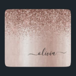 Rose Gold - Rosa Rosa Glitzer Metal Monogramm Name Schneidebrett<br><div class="desc">Rose Gold - Rosa Imitate verfärben Metallspaltereimer Glitzer gebürstete Monogramm Name Cutting Board. Dies macht den perfekten Abschluss,  Geburtstag,  Hochzeit,  Brautparty,  Jubiläum,  Babydusche oder Junggeselinnen-Abschied Geschenk für jemanden,  die Lieben glamourösen Luxus und schicke Stile.</div>