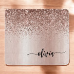 Rose Gold - Rosa Rosa Glitzer Metal Monogramm Name Schneidebrett<br><div class="desc">Rose Gold - Rosa Imitate verfärben Metallspaltereimer Glitzer gebürstete Monogramm Name Cutting Board. Dies macht den perfekten Abschluss,  Geburtstag,  Hochzeit,  Brautparty,  Jubiläum,  Babydusche oder Junggeselinnen-Abschied Geschenk für jemanden,  die Lieben glamourösen Luxus und schicke Stile.</div>