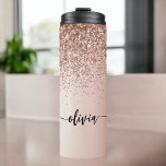Rose Gold - Rosa Rosa Glitzer Metal Monogramm Name Thermosbecher<br><div class="desc">Rose Gold - Rosa blütenfarbene Imitate Foil metallic sparkle Glitzer gebürstetes Metall Monogram Name Drink Tumbler. Das macht den perfekten 16 Geburtstag,  Hochzeit,  Brautparty,  Jubiläum,  Babydusche oder Junggeselinnen-Abschied Geschenk für jemanden,  der Lieben glamourösen Luxus und schicke Stile.</div>