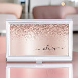 Rose Gold - Rosa Rosa Glitzer Metal Monogramm Name Visitenkarten Dose<br><div class="desc">Rose Gold - Schwarz rosa Imitate Foil Metallic Sparkle Glitzer gebürstete Metal Monogram Name Business Card Holder. Das macht den perfekten 16 Geburtstag,  Hochzeit,  Brautparty,  Jubiläum,  Babydusche oder Junggeselinnen-Abschied Geschenk für jemanden,  der Lieben glamourösen Luxus und schicke Stile.</div>