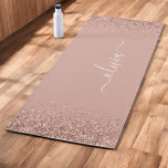 Rose Gold - Rosa Rosa Glitzer Name der Girl Monogr Yogamatte<br><div class="desc">Rose Gold - Rosa Imitate Sparkle Glitzer Pinselmetall Monogram Name Badezimmer Yoga Mat. Das macht den perfekten 16 Geburtstag,  Hochzeit,  Brautparty,  Jubiläum,  Babydusche oder Junggeselinnen-Abschied Geschenk für jemanden,  der Lieben glamourösen Luxus und schicke Stile.</div>