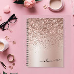 Rose Gold - Rosa Rosa Glitzer Notizblock<br><div class="desc">Rose Gold - Schwarz rosa Imitate Foil Metallic Sparkle Glitzer gebürstete Metal Monogram Name Spiral Notebook Planner. Das macht den perfekten 16 Geburtstag,  Hochzeit,  Brautparty,  Jubiläum,  Babydusche oder Junggeselinnen-Abschied Geschenk für jemanden,  der Lieben glamourösen Luxus und schicke Stile.</div>