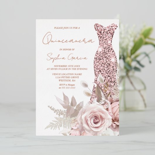 Rose Gold, Rosa Rosa Kleid Quinceanera Real Folieneinladung (Stehend vorne)