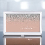 Rose Gold Rosa Rosa Silberne Glitzer Monogram Girl Visitenkarten Dose<br><div class="desc">Rose Gold - Schwarz Rosa und Silber Sparkle Glitzer Script Monogram Name Business Card Holder. Das macht den perfekten 16 Geburtstag,  Hochzeit,  Brautparty,  Jubiläum,  Babydusche oder Junggeselinnen-Abschied Geschenk für jemanden,  der Lieben glamourösen Luxus und schicke Stile.</div>