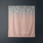 Rose Gold Rosa Rosa Silberne Glitzer Monogram Girl Wandteppich<br><div class="desc">Rose Gold - Rosa Rosa und Silber Sparkle Glitzer Script Monogram Name und Initial Tapestry. Das macht den perfekten 16 Geburtstag,  Hochzeit,  Brautparty,  Jubiläum,  Babydusche oder Junggeselinnen-Abschied Geschenk für jemanden,  der Lieben glamourösen Luxus und schicke Stile.</div>