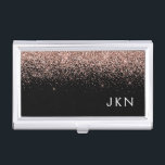 Rose Gold Rosa Schwarzer Glitzer Monogram Girl Visitenkarten Dose<br><div class="desc">Schwarz und Rose Gold - Schwarz rosa Sparkle Glitzer Monogram Name Business Card Holder. Das macht den perfekten 16 Geburtstag,  Hochzeit,  Brautparty,  Jubiläum,  Babydusche oder Junggeselinnen-Abschied Geschenk für jemanden,  der Lieben glamourösen Luxus und schicke Stile.</div>