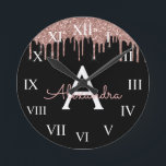 Rose Gold - Rosa Schwarzer Glitzer Monogramm Name Runde Wanduhr<br><div class="desc">Rose Gold - Rosa und schwarz Sparkle Glitzer Monogram Name und Erstklassiges Wandschloss Uhr. Das macht den perfekten 16 Geburtstag,  Hochzeit,  Brautparty,  Jubiläum,  Babydusche oder Junggeselinnen-Abschied Geschenk für jemanden,  der Lieben glamourösen Luxus und schicke Stile.</div>