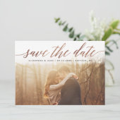 Rose Gold Script Foto Save the Date in Imitate Foi (Stehend Vorderseite)