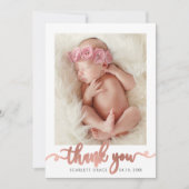 Rose Gold Script Moderner Overlay Text Baby Foto Dankeskarte (Vorderseite)
