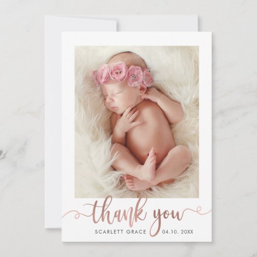 Rose Gold Script Moderner Overlay Text Baby Foto Dankeskarte (Vorderseite)