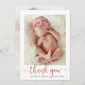 Rose Gold Script Moderner Overlay Text Baby Foto Dankeskarte (Vorne/Hinten)