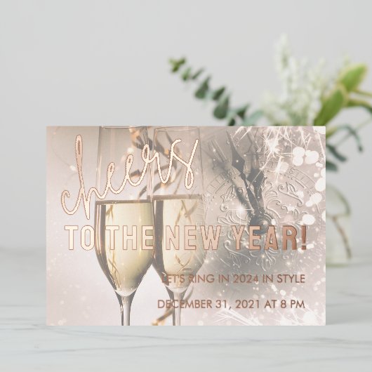 Rose Gold Script Neujahrsfeier Einladung (Stehend vorne)