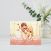 Rose Gold Script Overlay Foto Save the Date Elfenb Ankündigungspostkarte (Stehend Vorderseite)