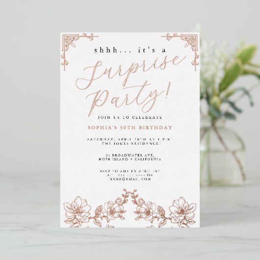 Rose Gold Script Rose Überraschung Party Fossil Folieneinladung (Stehend vorne)