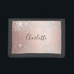 Rose Gold Silbername Glitzer Tri-fold Geldbeutel<br><div class="desc">Stilvergoldete Rose,  rot-rosa Imitate metallisch aussehend. Dekoriert mit Imitaten silberner Glitzer Staub. Personalisieren Sie Ihren Namen und fügen Sie ihn hinzu. Der Name wird mit einem handgeschriebenen Stilskript geschrieben.</div>