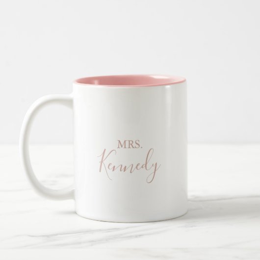 Rose Gold Simple Minimalistisch Mrs. Newlywed Brid Zweifarbige Tasse (Links)