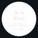 Rose Gold Sip Hooray Brautparty Runder Aufkleber<br><div class="desc">Diese Rose goldsip schlucken Hooray Brautparty Gunst Aufkleber ist perfekt für einen modernen Polterabend. Das schlichte und elegante Design zeichnet sich durch klassische und extravagante Schrift-Typografie in Rose Gold aus.</div>