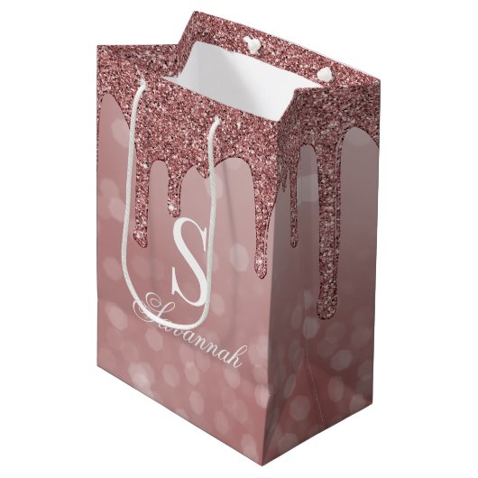 Rose Gold Sparkle Glitzer Tropfen Bokeh Monogram Mittlere Geschenktüte (Vorderseite Schrägansicht)