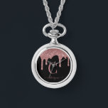 Rose Gold Sparkle Glitzer Tropfen Monogramm Armbanduhr<br><div class="desc">Girly Rose Gold Sparkle Glitzer Tropfen Monogram Watch Necklace mit Mode Imitate rot Rosa/Rose Gold Glitzer Tropfen auf einem schicken schwarzen Hintergrund mit Ihrem eigenen Monogramm und Namen. Bitte kontaktieren Sie uns unter cedarandstring@gmail.com , wenn Sie Hilfe beim Design oder den passenden Produkten benötigen.</div>