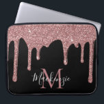 Rose Gold Sparkle Glitzer Tropfen Monogramm auf Sc Laptopschutzhülle<br><div class="desc">Girly Rose Gold Sparkle Glitzer Tropfen Monogram Laptop-Ärmel mit unseren trendigen Imitate Glitzer Tropfen in Rosa/Rose rot auf einem schicken schwarzen Hintergrund. Designed by Cedar and String. Um weiter zu personalisieren, klicken Sie bitte auf den Link "Weiter anpassen" und verwenden Sie das Design-Tool, um das Design zu ändern. Wenn Sie...</div>