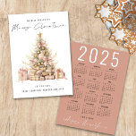 Rose Gold Tree 2025 Kalender Frohe Weihnachten<br><div class="desc">Rose Gold Treet 2025 Kalender Frohe Weihnachten ist in einem stilvollen Set handschriftlich Stil Skript. Mit einem praktischen Kalender 2025 auf der Rückseite für Ihre Empfänger und Happy New Year Gruß.</div>
