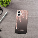 Rose Gold Tropfen Kupferkrüge Mädchenbezeichnung iPhone 16 Hülle<br><div class="desc">Ein elegantes,  mädchenhaftes und gläsernes Gehäuse. Rose Gold,  Kupfer Tropfen,  Tropfen malen. Schwarzer,  brauner,  ombre Hintergrund. Geben Sie Ihren Namen ein,  der mit einem modernen handgeschriebenen Stilskript geschrieben wurde. Rose goldfarbene Buchstaben.</div>