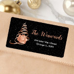 Rose Gold und Black Christmas Geschenk Adressaufkleber<br><div class="desc">Dieses elegante und schicke Adressetikett besticht durch einen vergoldeten Weihnachtsbaum der Rose mit einem Geschenk. Der Text kombiniert handgeschriebene Skripte mit modernen serifenlosen Schriftart für ein elegantes und raffiniertes Aussehen. Der fallende Schnee,  Schneeflocken und Glitzern geben eine festliche und magische Touch. Das ist perfekt für Weihnachten und die Ferienzeit.</div>