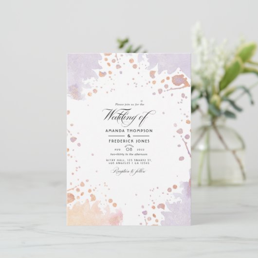 Rose Gold und Pastel Lila Paint Spritzer Hochzeit Einladung (Stehend Vorderseite)