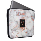 Rose Gold und Schwarz-Monogramm auf Marmor Laptopschutzhülle (Vorne Rechts)
