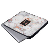 Rose Gold und Schwarz-Monogramm auf Marmor Laptopschutzhülle (Vorne Knopf)