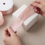 Rose Gold Wedding Personalisiert Name Ribbon Satinband<br><div class="desc">Diese Rose Gold Band mit den Namen der Braut und des Bräutigams und das Datum der Hochzeit ist ideal für Geschenkverpackungen und wird Ihre Geschenkboxen oder Gastgeschenke Hochzeiten wirklich niedlich aussehen. Personalisieren Sie es mit Ihren Namen und Hochzeitsdatum.</div>